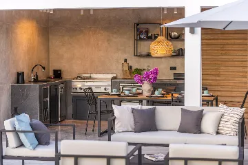 Family Villa with Pool and Sea View, Mlini