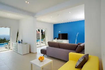 Spacious Family Villa with Pool in Podstrana