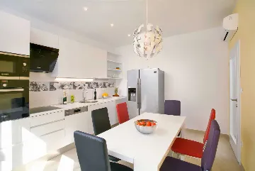 Spacious Family Villa with Pool in Podstrana