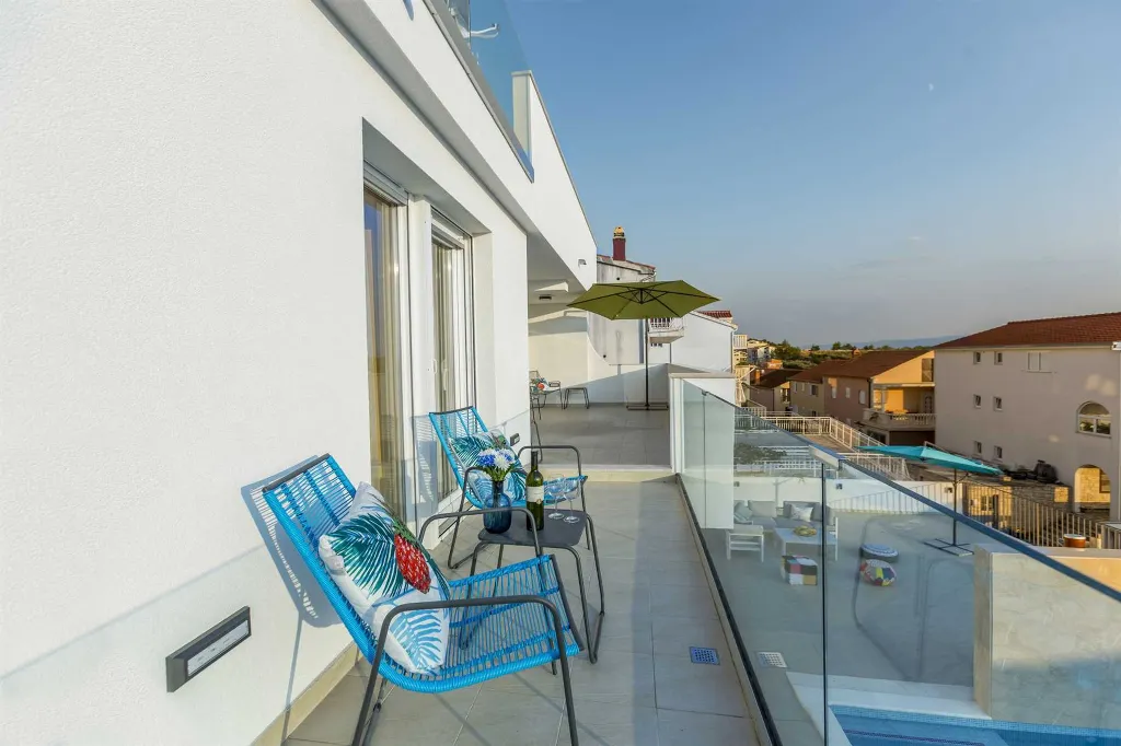 Spacious Family Villa with Pool in Podstrana
