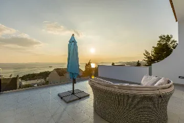 Spacious Family Villa with Pool in Podstrana