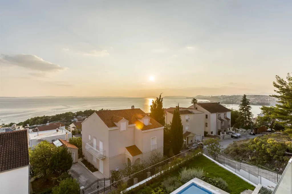 Spacious Family Villa with Pool in Podstrana