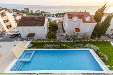 Spacious Family Villa with Pool in Podstrana