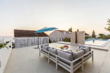 Spacious Family Villa with Pool in Podstrana