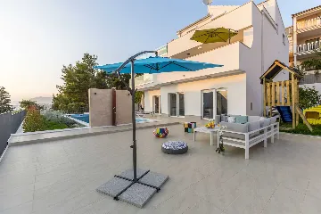 Spacious Family Villa with Pool in Podstrana
