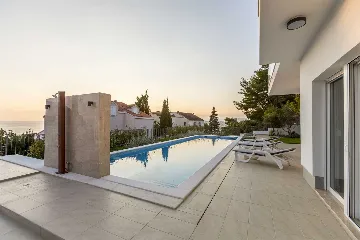 Spacious Family Villa with Pool in Podstrana