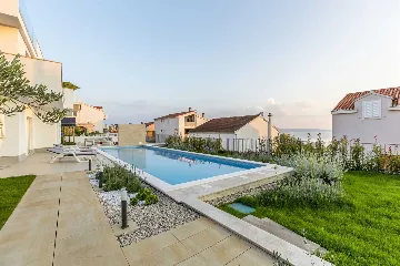Spacious Family Villa with Pool in Podstrana