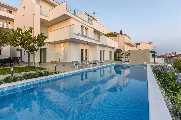 Spacious Family Villa with Pool in Podstrana