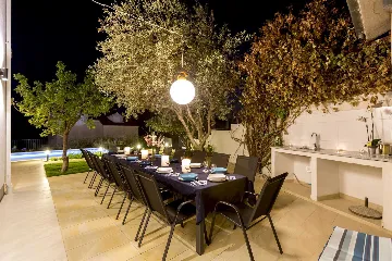 Spacious Family Villa with Pool in Podstrana
