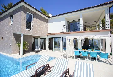 Contemporary Villa with Pool in Podstrana