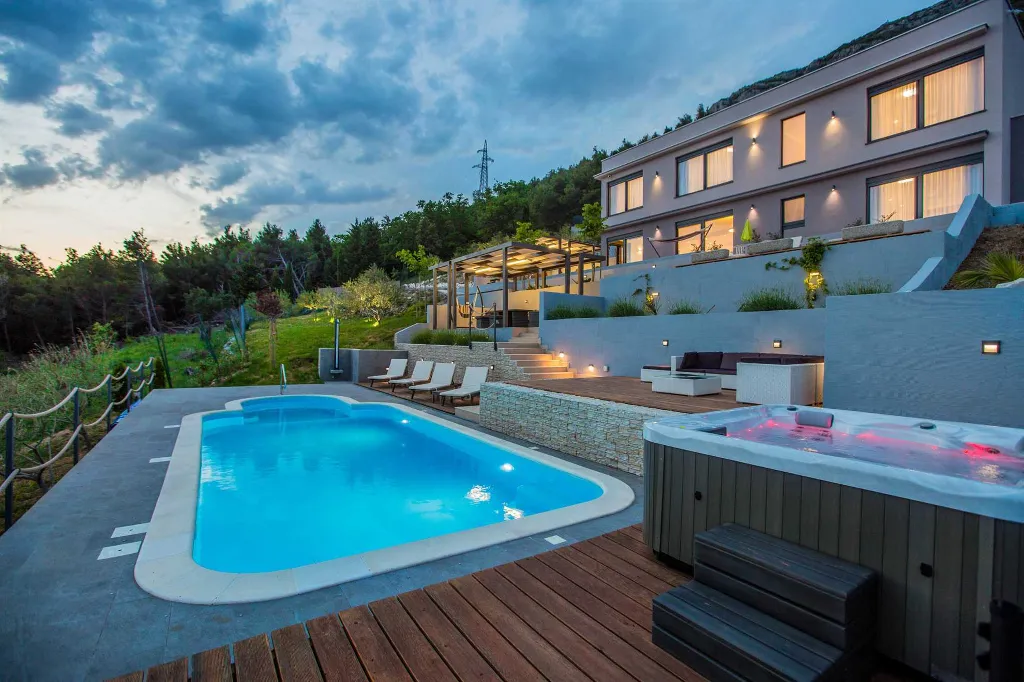 Modern Panorama Villa with Pool in Kaštel Stari