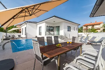 Contemporary Villa with Heated Pool in Pula