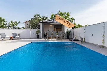 Contemporary Villa with Heated Pool in Pula