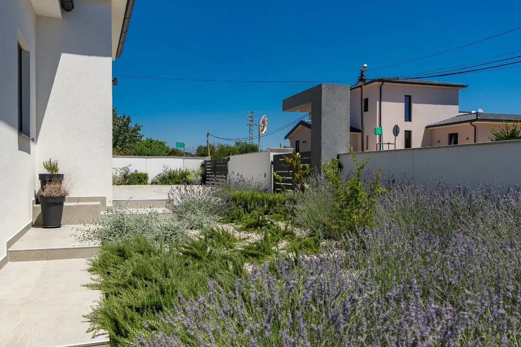 Contemporary Villa with Heated Pool in Pula