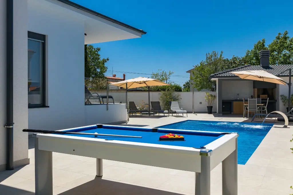 Contemporary Villa with Heated Pool in Pula