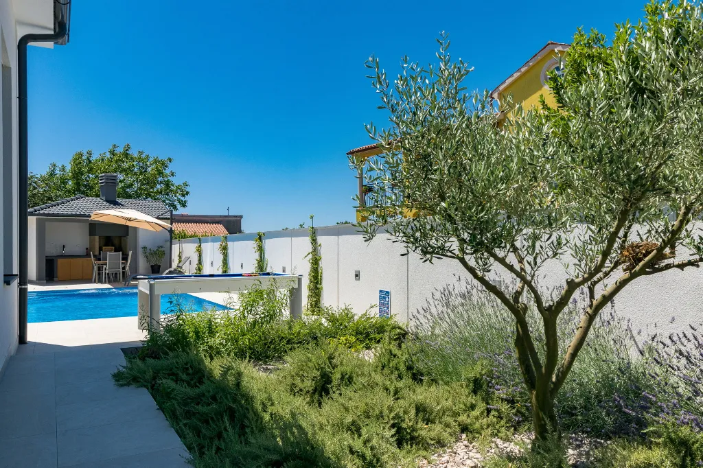 Contemporary Villa with Heated Pool in Pula