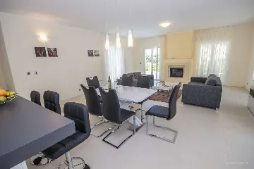 Contemporary Villa with Pool in Splitska