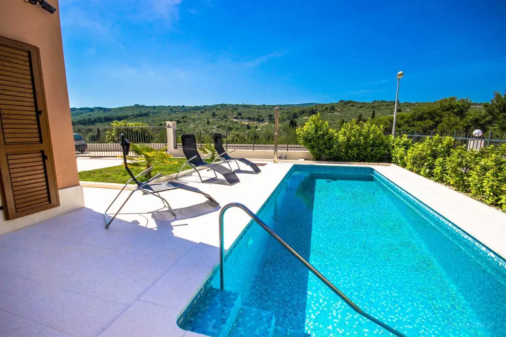 Contemporary Villa with Pool in Splitska