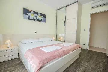 Contemporary Villa with Pool in Splitska