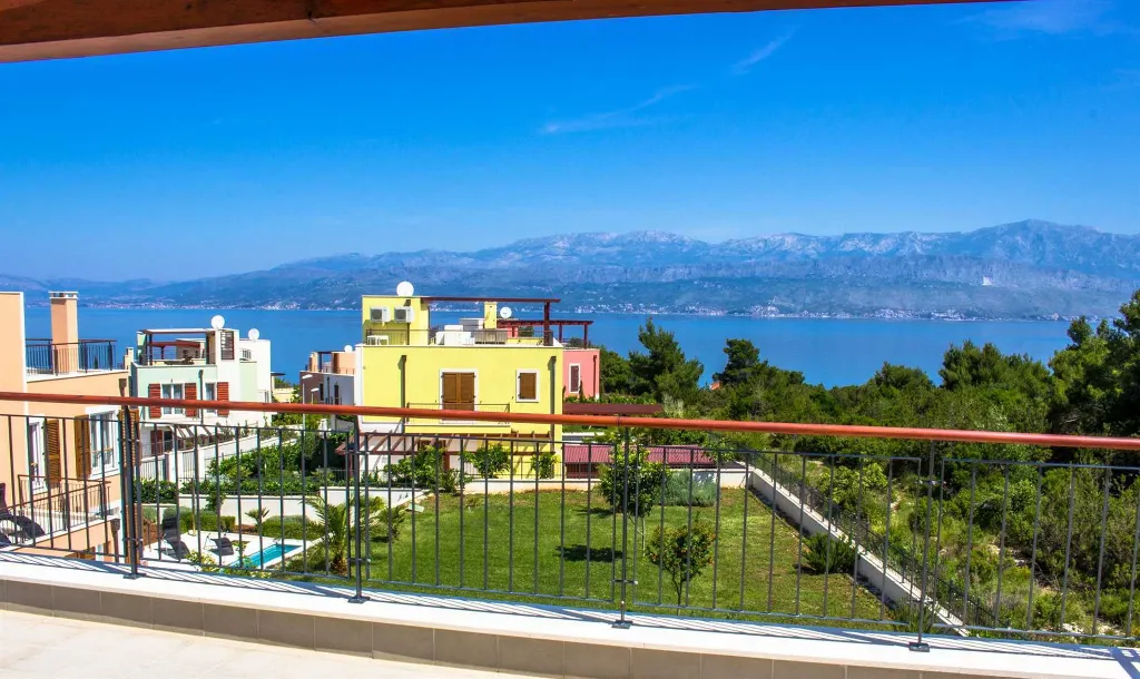 Contemporary Villa with Pool in Splitska
