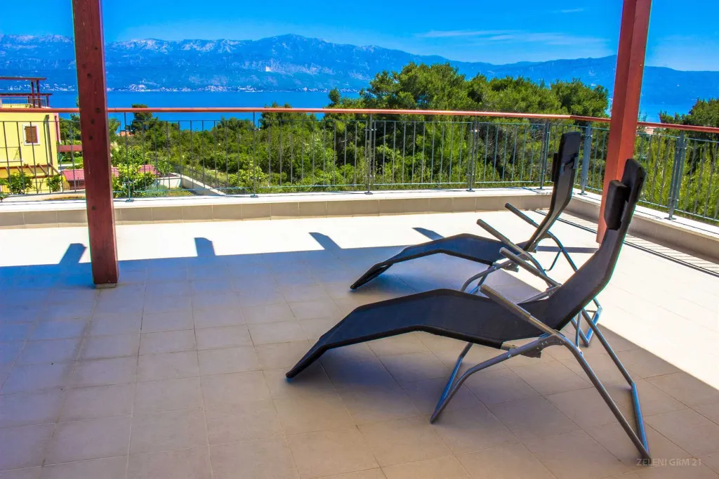 Contemporary Villa with Pool in Splitska