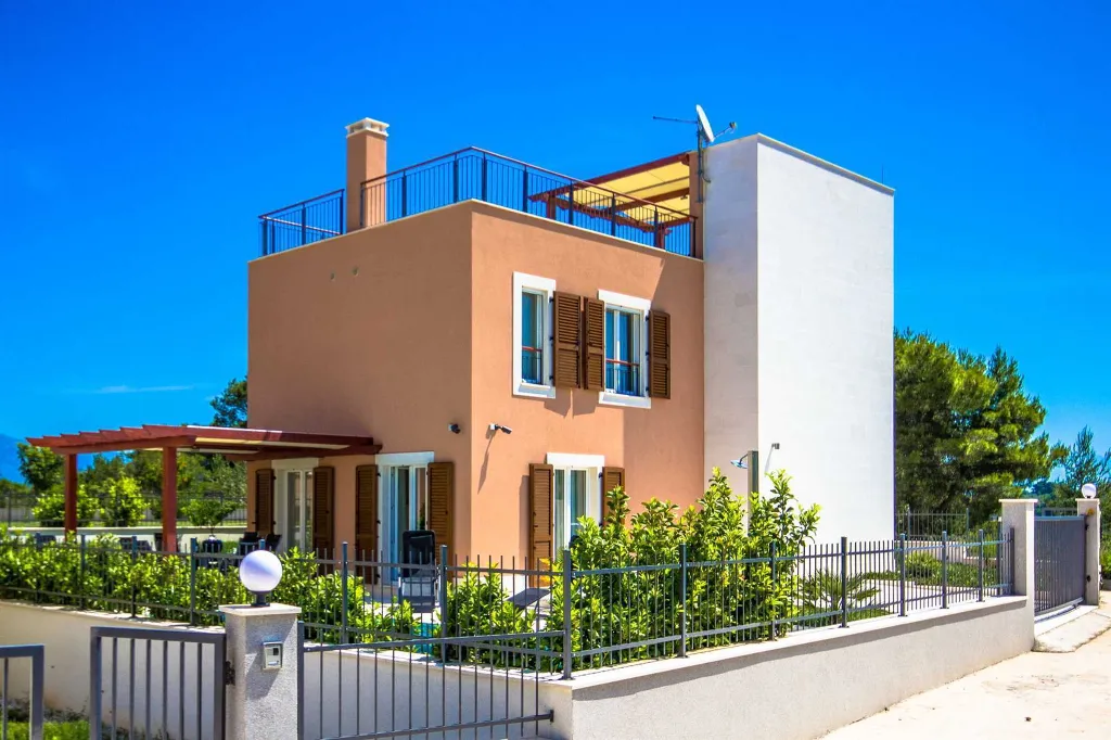 Contemporary Villa with Pool in Splitska