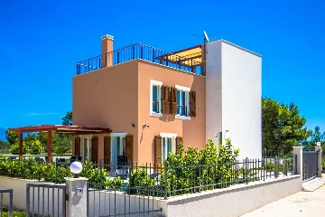 Contemporary Villa with Pool in Splitska