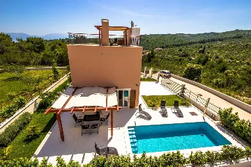 Contemporary Villa with Pool in Splitska