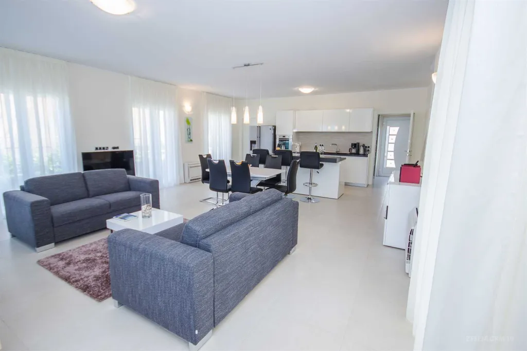 Modern Family Villa with Pool in Splitska
