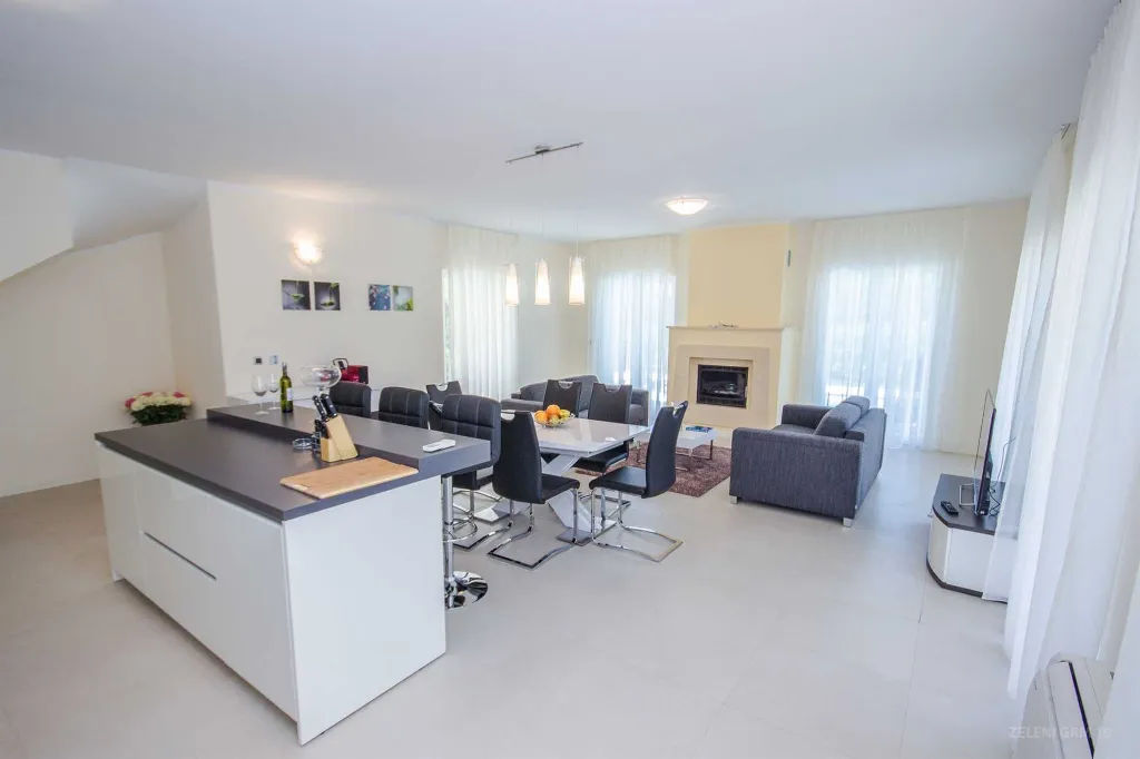 Modern Family Villa with Pool in Splitska
