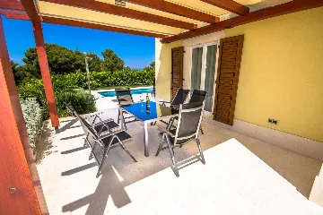 Modern Family Villa with Pool in Splitska