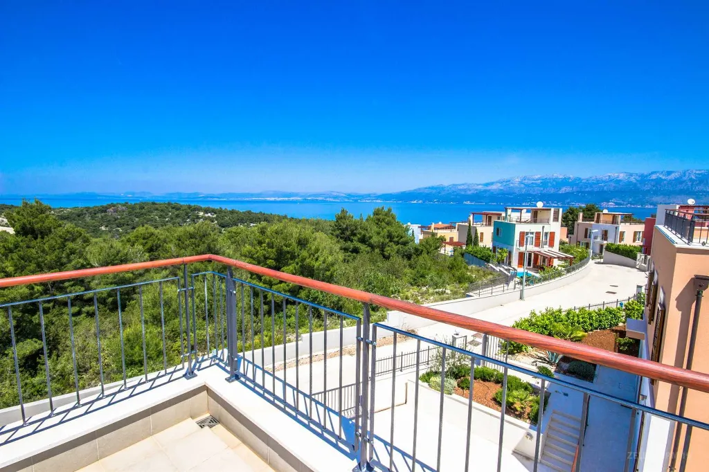 Modern Family Villa with Pool in Splitska