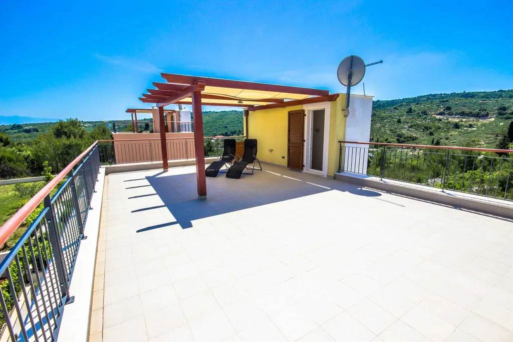 Modern Family Villa with Pool in Splitska
