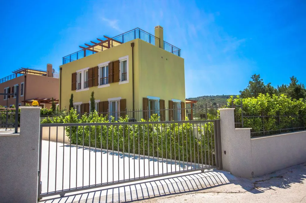 Modern Family Villa with Pool in Splitska