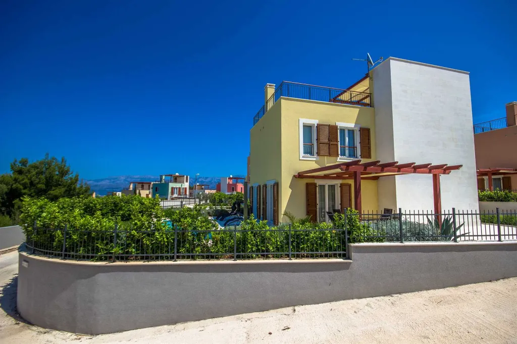 Modern Family Villa with Pool in Splitska