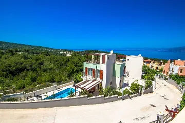 Contemporary Island Villa with Pool – Splitska