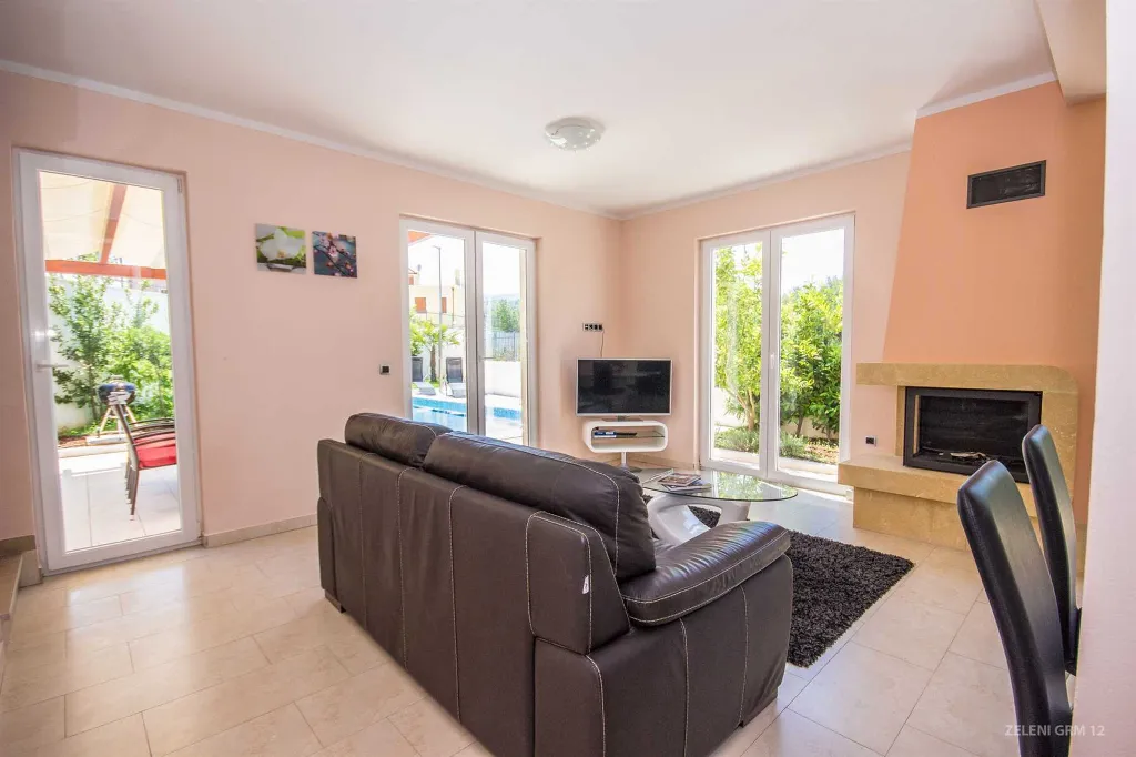 Contemporary Island Villa with Pool – Splitska