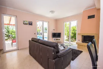 Contemporary Island Villa with Pool – Splitska