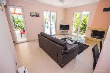 Contemporary Island Villa with Pool – Splitska