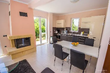 Contemporary Island Villa with Pool – Splitska