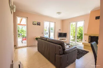 Contemporary Island Villa with Pool – Splitska