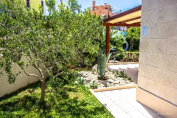 Contemporary Island Villa with Pool – Splitska