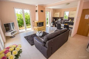 Contemporary Island Villa with Pool – Splitska