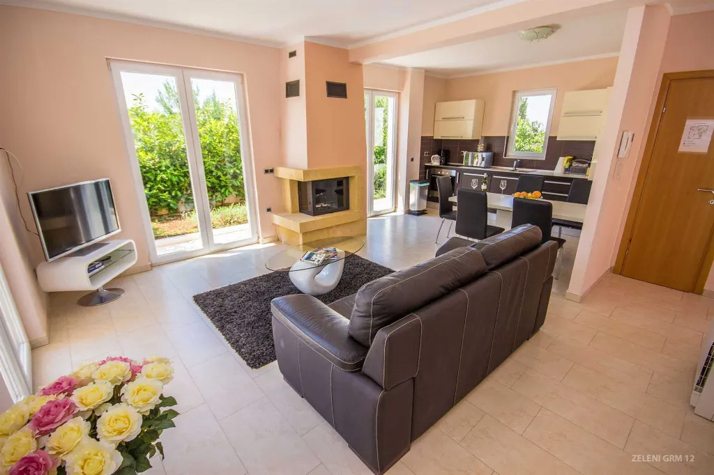 Contemporary Island Villa with Pool – Splitska
