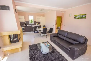 Contemporary Island Villa with Pool – Splitska