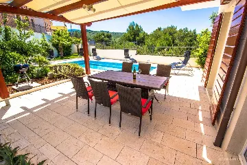 Contemporary Island Villa with Pool – Splitska