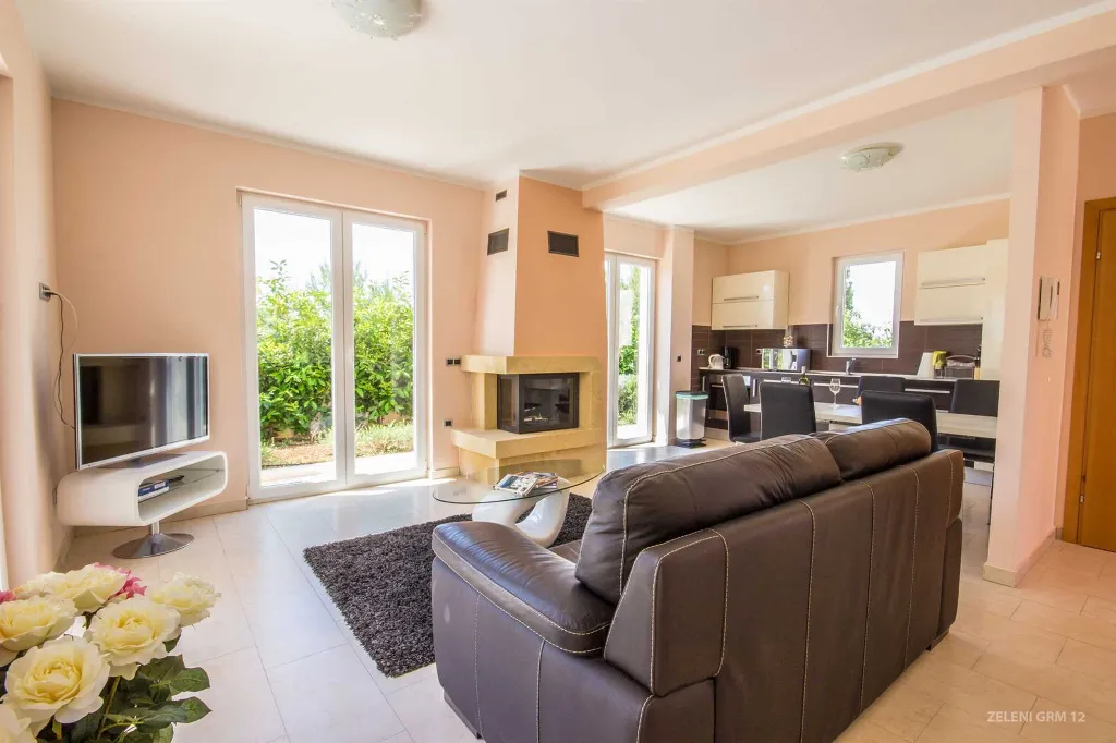 Contemporary Island Villa with Pool – Splitska