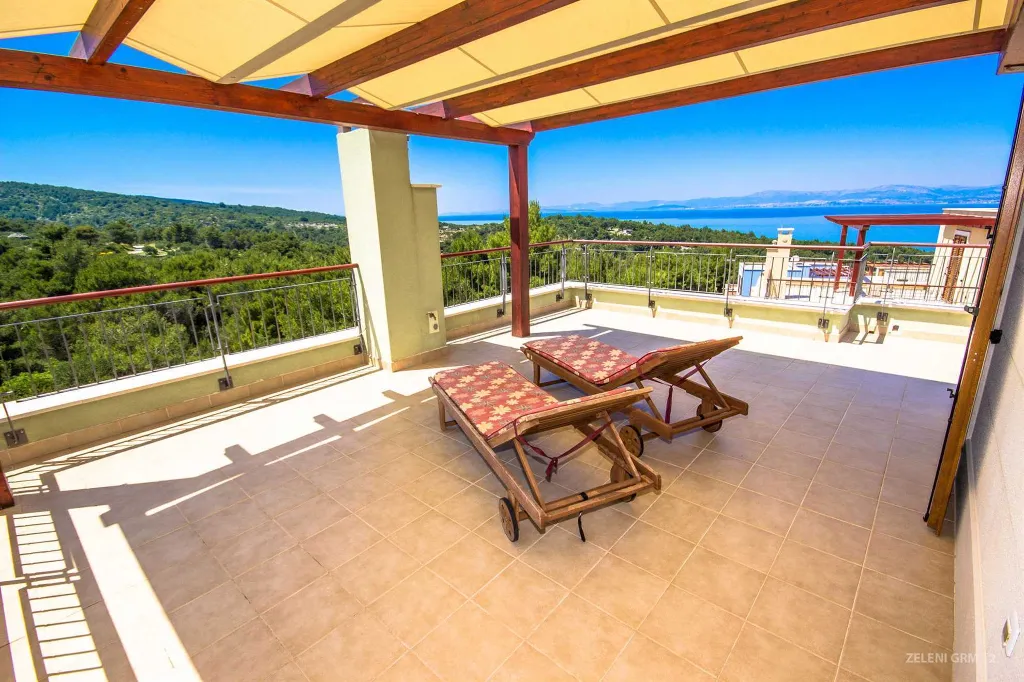 Contemporary Island Villa with Pool – Splitska