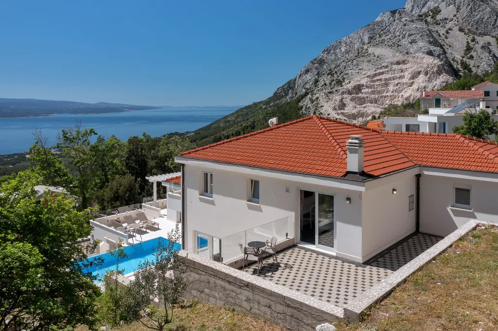 Contemporary 5-Bedroom Villa with Infinity Pool, Makarska