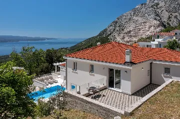 Contemporary 5-Bedroom Villa with Infinity Pool, Makarska